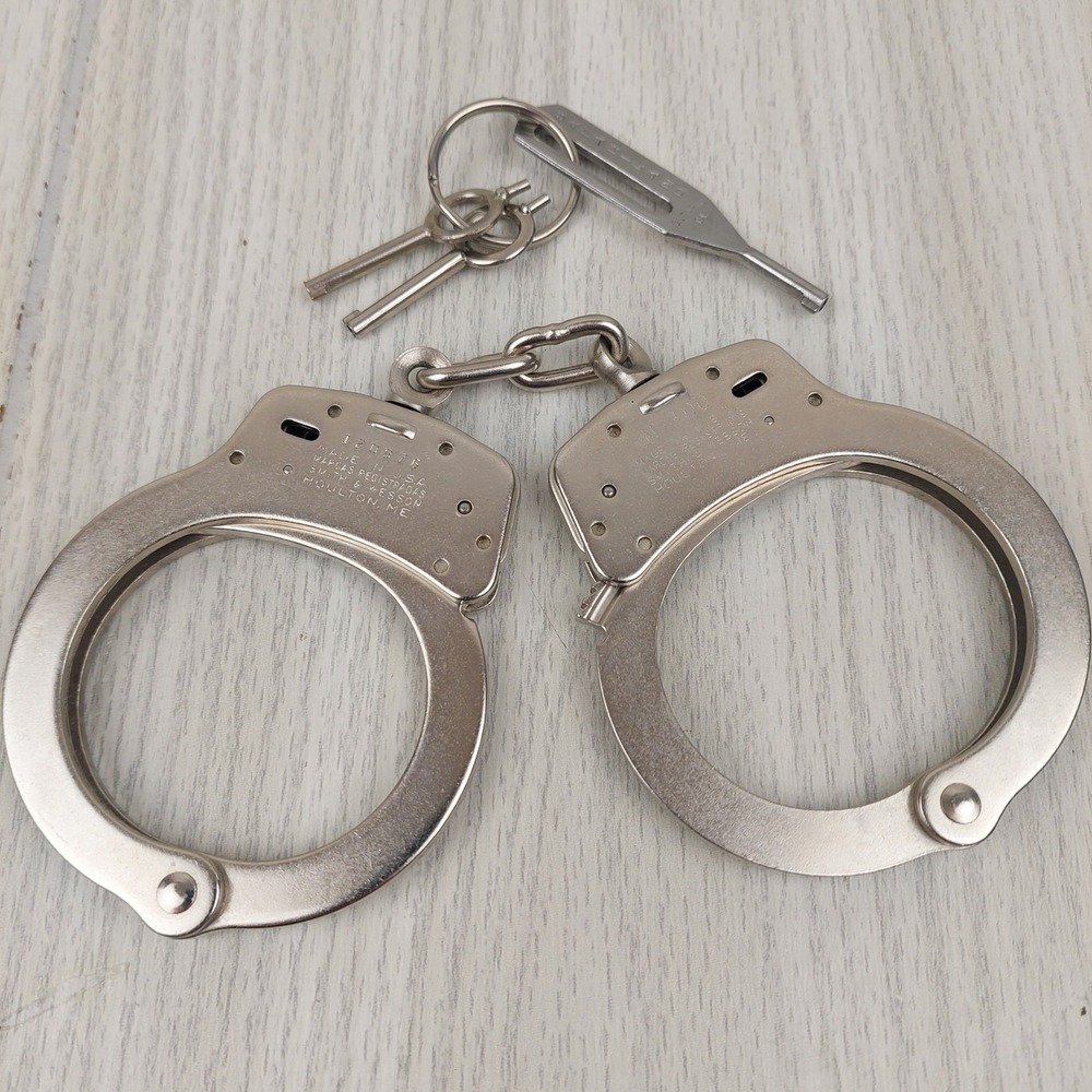 Smith & Wesson M-100 Handcuffs Unisex OS Silver Nickel Double Lock with Keys